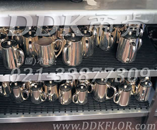 深灰色_廚房器皿間層架防滑防護(hù)直紋網(wǎng)格毯（4）樣板圖片,帝肯(DDK)_1900_798（食堂餐廳廚房防滑材料）效果圖，臺墊,廚房地墊,廚房地毯,廚房地膠,廚房防滑地墊,廚房防滑地毯,廚房防滑地磚,廚房防滑墊,后廚用輸水墊,餐廳廚房專用地毯,餐廳防滑地墊,食堂專用防滑地毯,食堂用防滑地墊,食堂防滑墊,