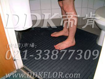 深灰色_淋浴地面防滑防護(hù)直紋網(wǎng)格毯（14）樣板圖片,帝肯(DDK)_1900_337（浴室及更衣間地面防滑材料）效果圖，浴室地墊,浴室地板,浴室地板磚,浴室地毯,浴室地磚,浴室墊,浴室防滑地墊,浴室防滑地磚,浴室防滑地膠,浴室防滑墊,浴室防滑疏水磚,浴池防滑地墊,浴池防滑墊,淋浴房防滑墊,衛(wèi)浴防滑墊,浴室pvc格柵地板