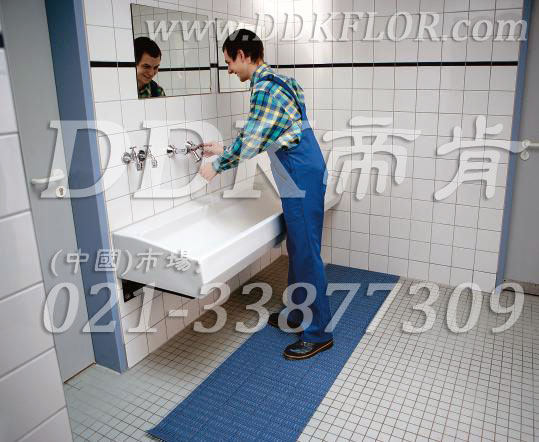 藍(lán)色_衛(wèi)生間洗手臺(tái)地面通道防滑防護(hù)直紋網(wǎng)格毯（5）樣板圖片,帝肯(DDK)_1900_338（衛(wèi)生間洗手間地面防滑材料）效果圖，廁所防滑墊,公共衛(wèi)生間塑料地毯,衛(wèi)生間地墊,衛(wèi)生間地板隔水墊,衛(wèi)生間地膠,衛(wèi)生間塑料地板,衛(wèi)生間防水地墊,衛(wèi)生間防水墊,衛(wèi)生間防滑地墊,衛(wèi)生間防滑墊,衛(wèi)生間防滑地毯,洗手間地墊,洗澡間防滑墊,洗浴防滑墊,洗手間防滑墊,洗手間防滑地毯