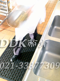 工廠水槽地面防滑及保障安全和緩解站立疲勞的鋪地材料_黑色(9)樣板圖片,帝肯(DDK)_4700_9979(車間地面防滑鋪墊材)效果圖 工廠水槽地面防滑及保障安全和緩解站立疲勞的鋪地材料_黑色(9)樣板圖片,帝肯(DDK)_4700_9979(車間地面防滑鋪墊材)效果圖,工業(yè)抗疲勞地墊,工業(yè)抗疲勞防滑墊,抗疲勞地毯,抗疲勞墊,抗疲勞腳墊,經(jīng)濟(jì)型抗疲勞地墊,疏水型抗疲勞地墊,防疲勞地墊,防疲勞腳墊,防疲勞墊,防疲勞地膠,防疲勞地毯,廠房防滑地膠,地面防滑墊,安全防滑墊,多孔防滑地墊,工業(yè)防滑地墊,工業(yè)防滑地毯,工業(yè)防滑墊,工廠防滑地墊,工廠防滑墊,帶孔防滑墊,排水地墊,橡膠防滑地墊,橡膠防滑地毯,橡膠防滑墊,流水線地墊,漏水防滑墊,漏水橡膠墊,疏水防滑地墊,疏水防滑墊,耐油防滑地墊,耐油防滑墊,車間地毯,車間防滑地墊,車間防滑墊,重型防滑耐油墊,防滑膠墊,防滑腳墊,防滑地毯,防滑橡膠墊,防滑橡膠地墊,工業(yè)地墊,工業(yè)地毯,工業(yè)地膠,工業(yè)耐油地墊,工業(yè)走道地墊,工廠地墊,工廠地板膠,工廠地毯,工廠地膠,工廠用橡膠地墊,工廠走道地墊,耐油工業(yè)橡膠墊,耐油地墊,工廠車間地膠,車間地墊,車間地膠墊,車間地面膠皮,車間塑料防滑墊