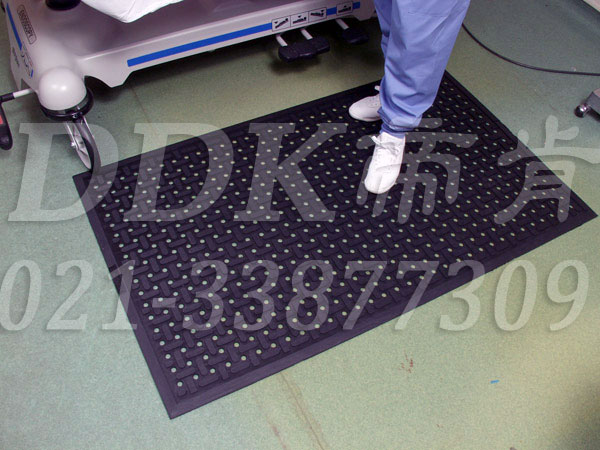 儀表操作地面防滑及保障安全和緩解站立疲勞的鋪地材料_黑色（10）樣板圖片,帝肯(DDK)_4700_9979（車間地面防滑鋪墊材）效果圖,工業(yè)抗疲勞地墊,工業(yè)抗疲勞防滑墊,抗疲勞地毯,抗疲勞墊,抗疲勞腳墊,經(jīng)濟(jì)型抗疲勞地墊,疏水型抗疲勞地墊,防疲勞地墊,防疲勞腳墊,防疲勞墊,防疲勞地膠,防疲勞地毯,廠房防滑地膠,地面防滑墊,安全防滑墊,多孔防滑地墊,工業(yè)防滑地墊,工業(yè)防滑地毯,工業(yè)防滑墊,工廠防滑地墊,工廠防滑墊,帶孔防滑墊,排水地墊,橡膠防滑地墊,橡膠防滑地毯,橡膠防滑墊,流水線地墊,漏水防滑墊,漏水橡膠墊,疏水防滑地墊,疏水防滑墊,耐油防滑地墊,耐油防滑墊,車間地毯,車間防滑地墊,車間防滑墊,重型防滑耐油墊,防滑膠墊,防滑腳墊,防滑地毯,防滑橡膠墊,防滑橡膠地墊,工業(yè)地墊,工業(yè)地毯,工業(yè)地膠,工業(yè)耐油地墊,工業(yè)走道地墊,工廠地墊,工廠地板膠,工廠地毯,工廠地膠,工廠用橡膠地墊,工廠走道地墊,耐油工業(yè)橡膠墊,耐油地墊,工廠車間地膠,車間地墊,車間地膠墊,車間地面膠皮,車間塑料防滑墊