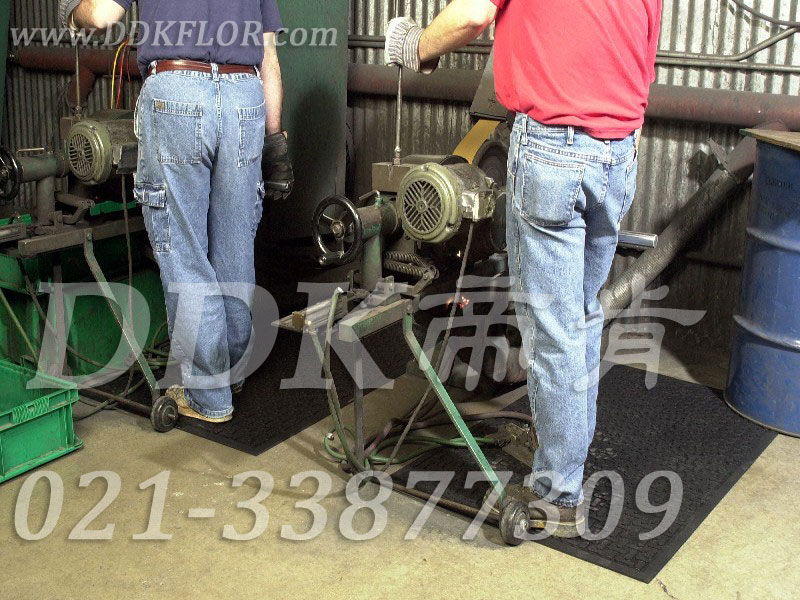 黑色車間防滑安全地毯(13)_工廠地面防滑及保障安全和緩解站立疲勞的鋪地材料樣板圖片,帝肯(DDK)_4700_9979(車間地面防滑鋪墊材)效果圖"" 黑色車間防滑安全地毯(13)_工廠地面防滑及保障安全和緩解站立疲勞的鋪地材料樣板圖片,帝肯(DDK)_4700_9979(車間地面防滑鋪墊材)效果圖,工業(yè)抗疲勞地墊,工業(yè)抗疲勞防滑墊,抗疲勞地毯,抗疲勞墊,抗疲勞腳墊,經(jīng)濟(jì)型抗疲勞地墊,疏水型抗疲勞地墊,防疲勞地墊,防疲勞腳墊,防疲勞墊,防疲勞地膠,防疲勞地毯,廠房防滑地膠,地面防滑墊,安全防滑墊,多孔防滑地墊,工業(yè)防滑地墊,工業(yè)防滑地毯,工業(yè)防滑墊,工廠防滑地墊,工廠防滑墊,帶孔防滑墊,排水地墊,橡膠防滑地墊,橡膠防滑地毯,橡膠防滑墊,流水線地墊,漏水防滑墊,漏水橡膠墊,疏水防滑地墊,疏水防滑墊,耐油防滑地墊,耐油防滑墊,車間地毯,車間防滑地墊,車間防滑墊,重型防滑耐油墊,防滑膠墊,防滑腳墊,防滑地毯,防滑橡膠墊,防滑橡膠地墊,工業(yè)地墊,工業(yè)地毯,工業(yè)地膠,工業(yè)耐油地墊,工業(yè)走道地墊,工廠地墊,工廠地板膠,工廠地毯,工廠地膠,工廠用橡膠地墊,工廠走道地墊,耐油工業(yè)橡膠墊,耐油地墊,工廠車間地膠,車間地墊,車間地膠墊,車間地面膠皮,車間塑料防滑墊