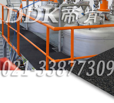 黑色_無味環(huán)保橡膠材質(zhì)_工廠鋼平臺過道地面材料（2）樣板圖片,帝肯(DDK)_S350_9979（車間過道地面材料）效果圖,車間防滑墊,PVC地毯,pvc防滑地毯,廠房地毯,塑料地毯,安全地毯,塑料橡膠地毯,工業(yè)防滑地毯,工廠地毯,工業(yè)地毯,戶外地毯,橡膠地毯,抗疲勞地毯,橡膠防滑地毯,甲板地毯,耐酸堿地毯,耐壓耐磨地毯,過道地毯,車間地毯,通道地毯,門墊地毯,防噪音地毯,防噪聲地毯,防噪音地墊,防滑毯,防疲勞地毯,防滑塑料毯,防滑地毯,靜音地毯,食堂專用防滑地毯,餐廳廚房專用地毯,除塵地毯,走道地毯,走道地墊,工業(yè)走道地墊,工廠走道地墊,走廊地毯,走廊防滑墊,走道墊,pvc防滑卷材,防滑卷材,防滑地墊卷材,安全地墊,安全地膠,安全墊,安全橡膠地墊,安全通道用地板,安全防滑墊,工廠車間地膠,車間防滑地墊,車間地墊,工廠地墊,工廠地膠,工廠防滑墊,工廠防滑地墊