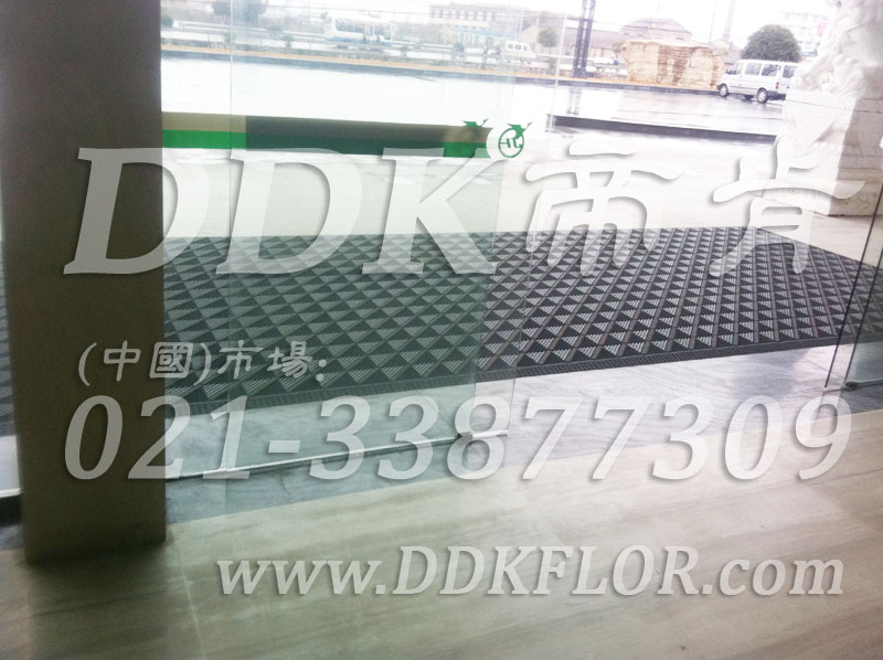 高級(jí)商用進(jìn)門(mén)腳墊(3)_經(jīng)典商務(wù)灰色樣板圖片,帝肯(DDK)_900_9000(LOTO|力拓)效果圖, 高級(jí)商用進(jìn)門(mén)腳墊(3)_經(jīng)典商務(wù)灰色樣板圖片,帝肯(DDK)_900_9000(LOTO|力拓)效果圖,三合一門(mén)口毯,三合一門(mén)墊,刮泥門(mén)墊,塑料門(mén)墊,大門(mén)腳墊,塑膠門(mén)墊,嵌入式門(mén)墊,廣告門(mén)墊,模塊拼接式門(mén)墊,橡膠門(mén)墊,腳墊門(mén)墊,自動(dòng)門(mén)地墊,進(jìn)門(mén)地墊,進(jìn)門(mén)腳墊,門(mén)前地墊,門(mén)前墊,門(mén)前毯,門(mén)前腳墊,門(mén)廳地墊,門(mén)廳地毯,門(mén)廳腳墊,門(mén)廳除塵地墊,門(mén)口地墊,門(mén)口地毯,門(mén)口地面除塵刷,門(mén)口腳墊,門(mén)口腳踏墊,門(mén)口防塵地墊,門(mén)墊地毯,門(mén)墊地墊,門(mén)墊,門(mén)口除塵地墊,門(mén)口防滑墊,門(mén)口防滑地膠,門(mén)口防滑地墊,門(mén)口防塵墊,門(mén)口防塵地毯,防滑門(mén)墊,除塵門(mén)墊,除雪門(mén)墊,防塵門(mén)墊,pvc拼接式除塵墊,三合一防塵地墊,三合一防塵墊,三合一除塵墊,入口防塵地墊,刮泥除塵地墊,吸水吸塵地墊,防塵地墊,防塵地毯,防塵地膠墊,防塵墊,防塵防污地墊,防塵防滑地墊,除塵地墊,防滑除塵地墊,除塵腳墊,除塵墊,除塵地膠,除塵地毯,刮泥地墊,入口防水地墊,入口防滑墊,出入口地墊,PVC拼接地墊,室外拼接地墊,拼裝地墊,拼接式防滑墊,拼接式地墊,拼裝地膠,組合式地墊,模塊地墊