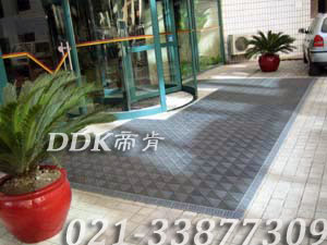 高級(jí)商用進(jìn)門(mén)腳墊(19)樣板圖片,帝肯(DDK)_900_9000(LOTO|力拓)效果圖 高級(jí)商用進(jìn)門(mén)腳墊(19)樣板圖片,帝肯(DDK)_900_9000(LOTO|力拓)效果圖,三合一門(mén)口毯,三合一門(mén)墊,刮泥門(mén)墊,塑料門(mén)墊,大門(mén)腳墊,塑膠門(mén)墊,嵌入式門(mén)墊,廣告門(mén)墊,模塊拼接式門(mén)墊,橡膠門(mén)墊,腳墊門(mén)墊,自動(dòng)門(mén)地墊,進(jìn)門(mén)地墊,進(jìn)門(mén)腳墊,門(mén)前地墊,門(mén)前墊,門(mén)前毯,門(mén)前腳墊,門(mén)廳地墊,門(mén)廳地毯,門(mén)廳腳墊,門(mén)廳除塵地墊,門(mén)口地墊,門(mén)口地毯,門(mén)口地面除塵刷,門(mén)口腳墊,門(mén)口腳踏墊,門(mén)口防塵地墊,門(mén)墊地毯,門(mén)墊地墊,門(mén)墊,門(mén)口除塵地墊,門(mén)口防滑墊,門(mén)口防滑地膠,門(mén)口防滑地墊,門(mén)口防塵墊,門(mén)口防塵地毯,防滑門(mén)墊,除塵門(mén)墊,除雪門(mén)墊,防塵門(mén)墊,pvc拼接式除塵墊,三合一防塵地墊,三合一防塵墊,三合一除塵墊,入口防塵地墊,刮泥除塵地墊,吸水吸塵地墊,防塵地墊,防塵地毯,防塵地膠墊,防塵墊,防塵防污地墊,防塵防滑地墊,除塵地墊,防滑除塵地墊,除塵腳墊,除塵墊,除塵地膠,除塵地毯,刮泥地墊,入口防水地墊,入口防滑墊,出入口地墊,PVC拼接地墊,室外拼接地墊,拼裝地墊,拼接式防滑墊,拼接式地墊,拼裝地膠,組合式地墊,模塊地墊