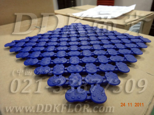 牛津藍色_橢圓表面_互扣式網(wǎng)孔防滑地膠（1）樣板圖片，帝肯(DDK)_8200（ODL|達喜）效果圖，工業(yè)用格柵地墊,浴室pvc格柵地板,柵格地墊,排水地墊,pvc防水地墊,塑膠透水地板,衛(wèi)生間地板隔水墊,衛(wèi)生間地墊,衛(wèi)浴防滑墊,衛(wèi)生間防水地墊,衛(wèi)生間防滑地墊,衛(wèi)生間防滑墊,衛(wèi)生間地膠,漏水地墊,漏水地膠,排水防滑墊,排水地板,疏水墊,疏水板,疏水磚,疏水防滑地墊,疏水防滑墊,耐油耐水地墊,漏水防滑墊,疏水地墊,疏水地毯,疏水地席,浴室防滑疏水磚,透水地墊,透水地板膠墊,透水防滑塑膠地墊,防水地墊,防水地毯,防水地膠墊,防水墊,防水防滑墊,防滑隔水墊,隔水地墊,隔水地板,隔水材料,泄水型地板磚,PVC拼接地墊,塑料拼接地板,拼接式防滑墊,拼接式地墊,拼裝地墊,拼裝地膠,防滑拼墊,泳池地膠,泳池防滑地墊,泳池防滑地毯,洗手間地墊,洗手間防滑地毯,洗手間防滑墊,洗浴防滑墊,洗澡間防滑墊,游泳池地墊,游泳池防滑地膠,游泳池防滑墊,游泳館防滑墊,浴池防滑地墊,浴池防滑墊,浴室防滑地墊,浴室防滑地磚,浴室防滑地膠,浴室防滑墊,浴室地墊,浴室地板,浴室地板磚,浴室地毯,浴室地磚,浴室墊,淋浴房防滑墊