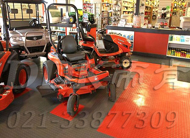 商場商品展示促銷區(qū)地面材料(1)_紅加灰色樣板圖片,帝肯(DDK)_2000_680(展廳地面材料)效果圖 商場商品展示促銷區(qū)地面材料(1)_紅加灰色樣板圖片,帝肯(DDK)_2000_680(展廳地面材料)效果圖,會展地板,可拼接展會塑膠地板,展會地板,展會地膠,展廳塑料格柵,展廳展車地墊,展臺地板,展銷會專用地板,汽車4s店卡扣展示板,摩托車展臺,汽車展臺,汽車展示地墊,汽車展廳地墊,汽車展廳地板,車型展示板,車展地板,車展地膠