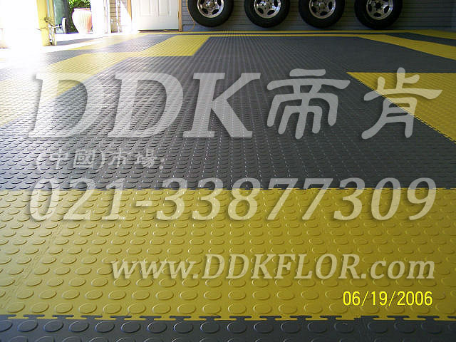 私家車庫(kù)裝修車庫(kù)地坪地面材料（18）_檸檬黃加灰色錢幣紋防滑表面車庫(kù)地板樣板圖片,帝肯(DDK)_2000_C618（地下車庫(kù)地面材料）效果圖,別墅私家車庫(kù)裝修,車庫(kù)pvc地板,車庫(kù)地坪,車庫(kù)地墊,車庫(kù)地板,車庫(kù)地膠,車庫(kù)塑料地毯,車庫(kù)塑膠地板,車庫(kù)防滑墊,停車場(chǎng)防滑墊