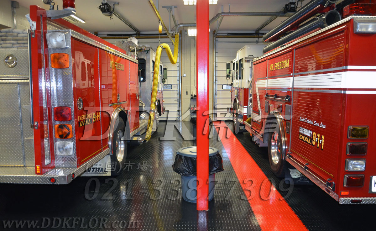 停車庫(kù)裝修車庫(kù)地坪地面材料（21）_紅色加黑色錢幣紋防滑表面車庫(kù)地板樣板圖片,帝肯(DDK)_2000_C618（地下車庫(kù)地面材料）效果圖,別墅私家車庫(kù)裝修,車庫(kù)pvc地板,車庫(kù)地坪,車庫(kù)地墊,車庫(kù)地板,車庫(kù)地膠,車庫(kù)塑料地毯,車庫(kù)塑膠地板,車庫(kù)防滑墊,停車場(chǎng)防滑墊