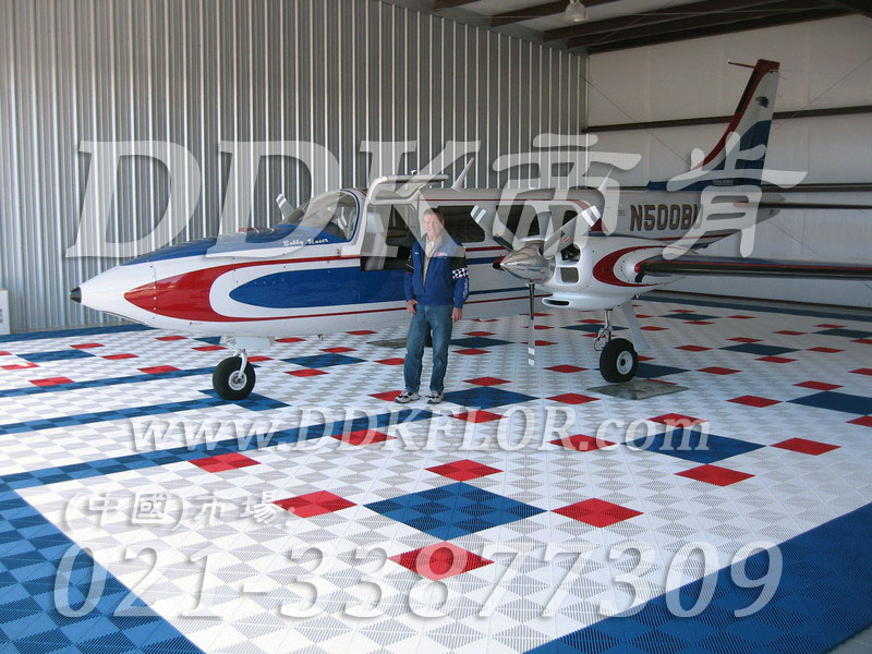 私人飛機(jī)停機(jī)坪做法(1)_藍(lán)白紅色相間組裝樣板圖片,帝肯(DDK)_8100_2267(私人飛機(jī)庫地面地板材料做法)效果圖 私人飛機(jī)停機(jī)坪做法(1)_藍(lán)白紅色相間組裝樣板圖片,帝肯(DDK)_8100_2267(私人飛機(jī)庫地面地板材料做法)效果圖,私人飛機(jī)停機(jī)坪,機(jī)場地面設(shè)備,飛機(jī)場地板,飛機(jī)地面設(shè)備,航空地面設(shè)備