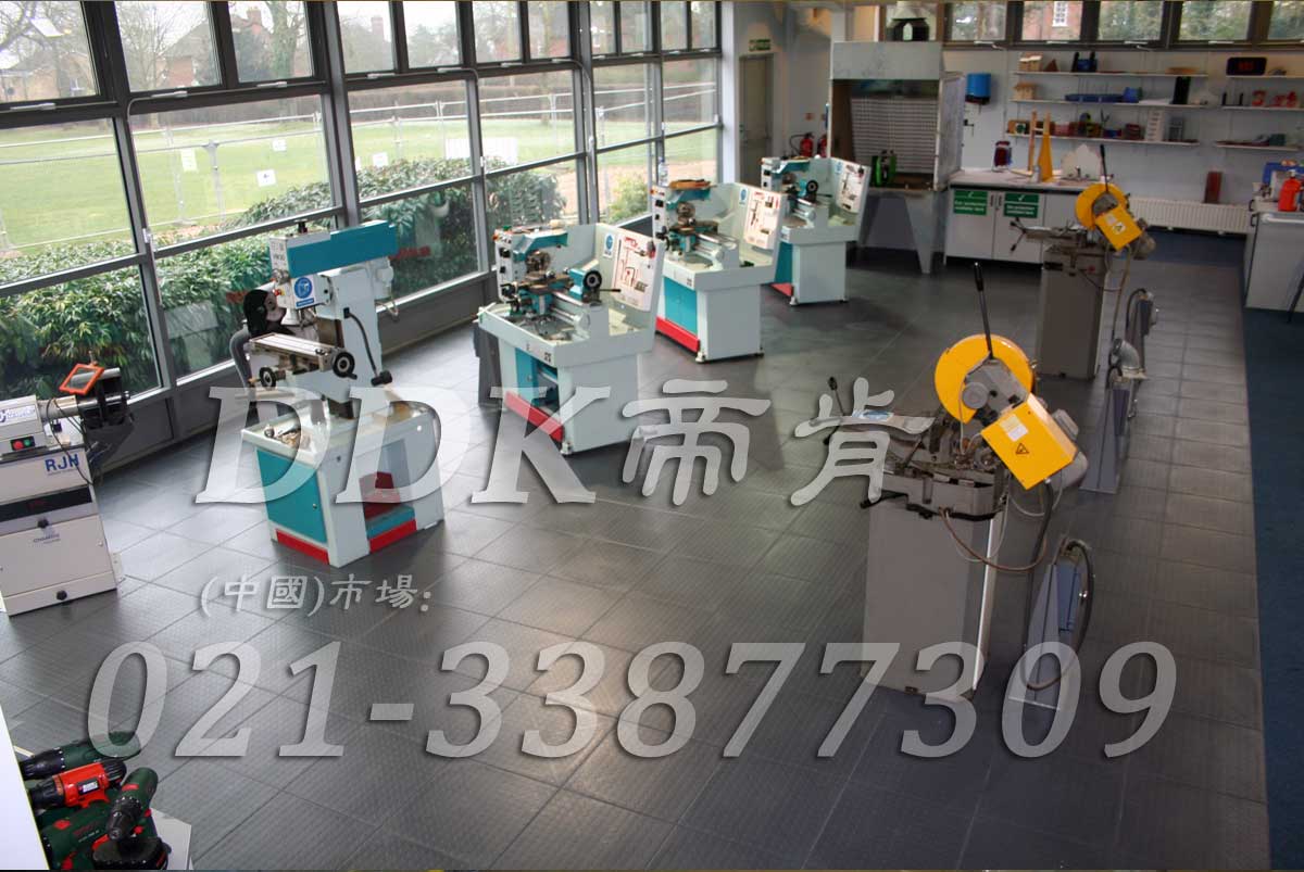 快裝型廠房地面地板_灰色鋪設示例樣板圖片,帝肯(DDK)_2000_8979(廠房地面做法圖集)效果圖 快裝型廠房地面地板_灰色鋪設示例樣板圖片,帝肯(DDK)_2000_8979(廠房地面做法圖集)效果圖,廠房地板材料,廠房地膠,廠房塑膠地板,廠房防滑地膠,工廠地板,工廠用塑料地板,工廠塑膠地板,工廠車間地板革