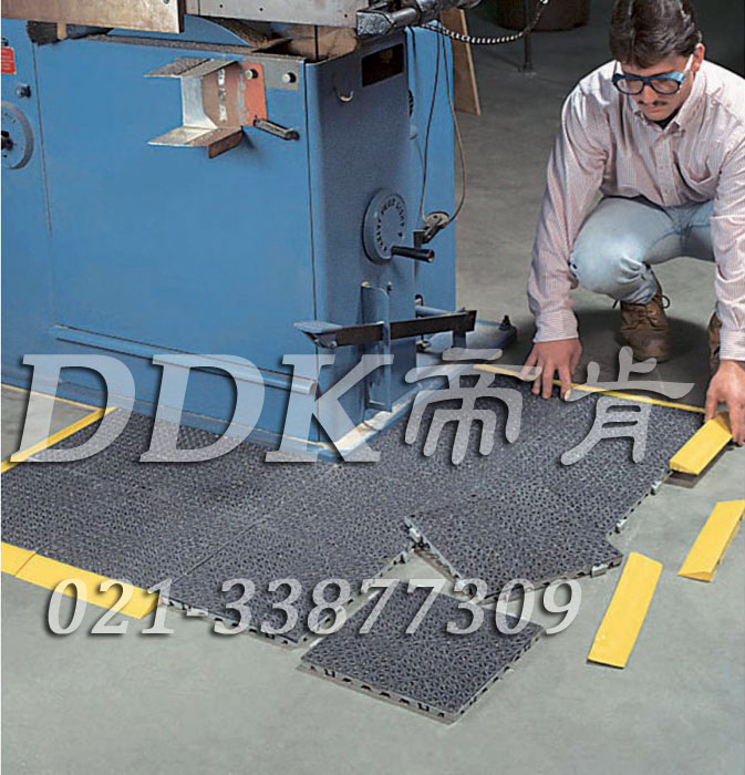 黑顏色_防油防滑機床四周鋪墊材30*30cm樣板圖片,帝肯(DDK)_8300_9979（防水防油型車間地面防滑材料）效果圖,工業(yè)地墊,工業(yè)防滑墊,工業(yè)防滑地墊,工廠地膠,工廠地墊,耐油工業(yè)橡膠墊,工廠車間地膠,車間地毯,車間地墊,車間防滑墊,車間防滑地墊,工廠防滑墊,工廠用橡膠地墊,耐油地墊,耐油橡膠地墊,耐油耐水地墊,耐油膠墊,耐油防滑地墊,耐油防滑墊,工業(yè)耐油地墊,防油地墊,防油防滑墊
