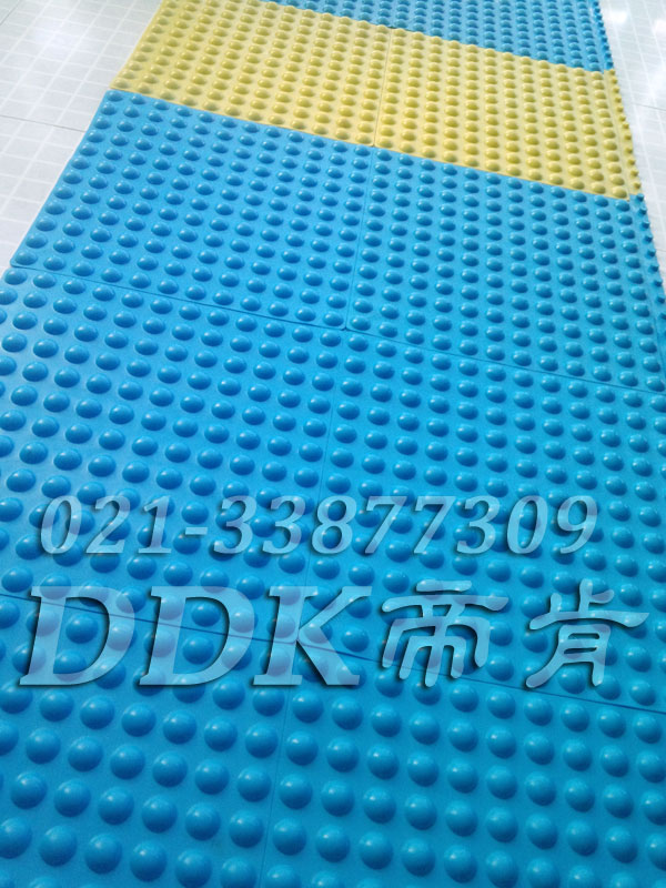 圓形突起f防滑_水藍顏色_多水地磚表面防滑地膠樣板圖片,帝肯(DDK)_1500_339（有泳池防滑處理材料）效果圖，泳池地膠,泳池防滑地墊,泳池防滑地毯,游泳池地墊,游泳池防滑地膠,游泳池防滑墊,游泳館防滑墊,更衣間防滑地墊,洗手間地墊,洗手間防滑地毯,洗手間防滑墊,洗浴防滑墊,洗澡間防滑墊,公共衛(wèi)生間塑料地毯,衛(wèi)浴防滑墊,衛(wèi)生間地墊,衛(wèi)生間地膠,衛(wèi)生間防水地墊,衛(wèi)生間防水墊,衛(wèi)生間防滑地毯,衛(wèi)生間防滑墊,衛(wèi)生間防滑地磚,衛(wèi)生間塑料地板,浴室地墊,浴室地膠,浴室墊,浴室防滑地墊,浴室防滑地板,浴室防滑地磚,浴室防滑地膠,浴室防滑墊,浴室地毯,浴室地磚,浴室地板磚,浴室地板,淋浴房防滑墊,浴池防滑地墊,浴池防滑墊,浴室防滑疏水磚