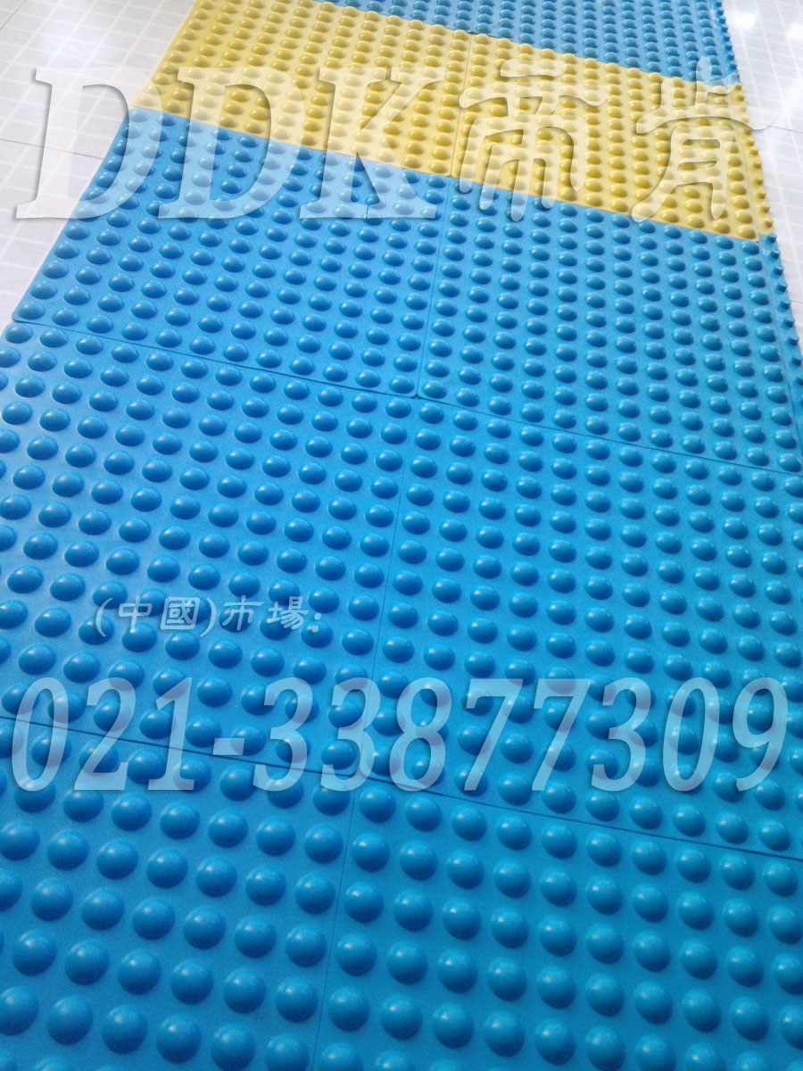 表面圓點防滑按摩地毯_新型自拼式_浴室衣帽間泳池地面防滑毯樣板圖片,帝肯(DDK)_1500_339（有泳池防滑處理材料）效果圖，泳池地膠,泳池防滑地墊,泳池防滑地毯,游泳池地墊,游泳池防滑地膠,游泳池防滑墊,游泳館防滑墊,更衣間防滑地墊,洗手間地墊,洗手間防滑地毯,洗手間防滑墊,洗浴防滑墊,洗澡間防滑墊,公共衛(wèi)生間塑料地毯,衛(wèi)浴防滑墊,衛(wèi)生間地墊,衛(wèi)生間地膠,衛(wèi)生間防水地墊,衛(wèi)生間防水墊,衛(wèi)生間防滑地毯,衛(wèi)生間防滑墊,衛(wèi)生間防滑地磚,衛(wèi)生間塑料地板,浴室地墊,浴室地膠,浴室墊,浴室防滑地墊,浴室防滑地板,浴室防滑地磚,浴室防滑地膠,浴室防滑墊,浴室地毯,浴室地磚,浴室地板磚,浴室地板,淋浴房防滑墊,浴池防滑地墊,浴池防滑墊,浴室防滑疏水磚