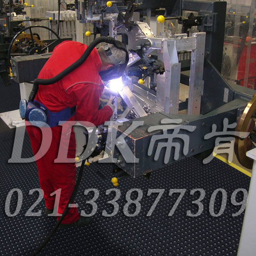 面對一個機加工車間，如何維持地面的整潔？