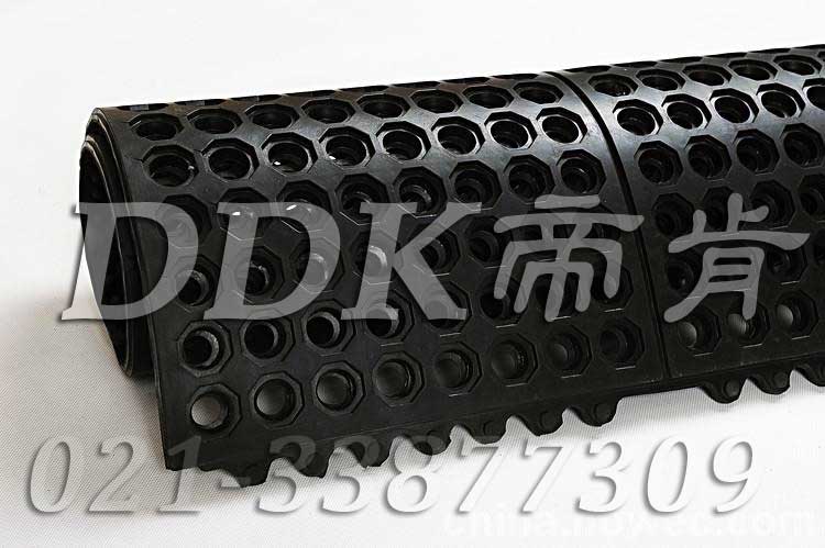 黑色有孔防滑疏水防震防護(hù)膠墊樣板圖片，帝肯(DDK)_4800_MD900X900（Rmaid900X900|樂(lè)美達(dá)）效果圖，減震橡膠墊,多孔橡膠墊,安全橡膠地墊,工廠用橡膠地墊,橡膠地毯,橡膠彈性地墊,橡膠腳墊,橡膠防滑地墊,橡膠防滑墊,漏水橡膠墊,耐油工業(yè)橡膠墊,耐油橡膠地墊,耐油橡膠墊,船用橡膠墊,船用橡膠防滑墊,車(chē)間橡膠墊,防滑橡膠地墊,防滑橡膠墊,預(yù)制型橡膠卷材,衛(wèi)生間防水墊,衛(wèi)生間防水地墊,廚房疏水材料,衛(wèi)生間地板隔水墊,室外防滑透水墊,排水地墊,漏水地墊,漏水地膠,泄水型地板磚,疏水墊,疏水性材料,疏水型抗疲勞地墊,疏水地膠,疏水地毯,疏水地席,疏水地墊,疏水磚,疏水防滑地墊,透水地墊,防水地墊,防滑隔水墊,防水防滑墊,防水墊,防水地膠墊,防水地毯,隔水地墊,隔水材料,茶水間防滑地墊,排水防滑墊,多孔防滑地墊,帶孔防滑墊,網(wǎng)孔地墊,戶(hù)外網(wǎng)狀橡膠墊,網(wǎng)格地墊,網(wǎng)格防滑墊,網(wǎng)狀防滑墊,網(wǎng)眼防滑