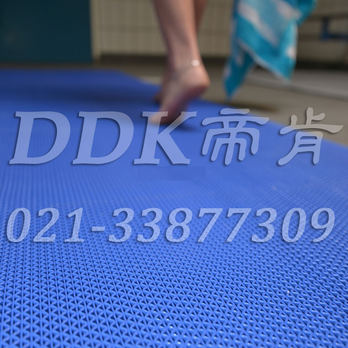 泳池及洗浴地面用網(wǎng)狀疏水防滑藍(lán)色地毯樣板圖片,帝肯(DDK)_1800_339（游泳館地面防滑卷材）效果圖，泳池地膠,泳池防滑地墊,泳池防滑地毯,洗手間防滑地毯,洗浴防滑墊,洗手間防滑墊,洗手間地墊,洗澡間防滑墊,浴室地墊,浴室地毯,浴室地膠,浴室墊,浴室防滑地墊,浴室防滑地膠,浴室防滑墊,浴室防滑疏水磚,浴池防滑地墊,浴池防滑墊,消毒地墊,游泳池地墊,淋浴房防滑墊,游泳池防滑地膠,游泳池防滑墊,游泳館防滑墊,疏水地毯,疏水地膠,疏水地墊,疏水地席,疏水墊,疏水性材料,疏水防滑地墊,疏水防滑墊,網(wǎng)孔地墊,網(wǎng)格地墊,網(wǎng)格防滑墊,網(wǎng)狀地毯,網(wǎng)狀防滑墊,網(wǎng)眼防滑,麗美墊,s形防滑墊,s形防滑地墊,s紋型防滑墊,z字型疏水墊,鏤空地膠,塑料防滑網(wǎng)格墊,塑料網(wǎng)格防滑地墊,帶孔防滑墊,多孔防滑地墊,pvc防水地墊,衛(wèi)生間防水地墊,衛(wèi)生間防水墊,透水地墊,透水防滑塑膠地墊,防水地毯,防水墊,防水防滑墊,防滑隔水墊,防水地膠墊,隔水地墊,隔水材料,隔水地板,防水地墊,柵格地墊