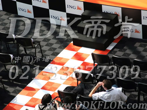 ING荷蘭國際集團(tuán)年會戶外活動區(qū)地面防滑通底型組合地板鋪設(shè)實(shí)景_黑灰與白色及橙色創(chuàng)意拼裝現(xiàn)場效果樣板圖片,帝肯(DDK)_8100_600(戶外活動用帳篷地面材料)效果圖 ING荷蘭國際集團(tuán)年會戶外活動區(qū)地面防滑通底型組合地板鋪設(shè)實(shí)景_黑灰與白色及橙色創(chuàng)意拼裝現(xiàn)場效果樣板圖片,帝肯(DDK)_8100_600(戶外活動用帳篷地面材料)效果圖,pe戶外地板,pvc戶外地板,塑料戶外地板,戶外地板,戶外地墊,戶外地磚,室外地坪,室外地墊,室外地板膠,室外地板革,室外地磚,室外地膠,室外塑料地板,室外防水地板,室外鏤空拼裝地板,室外防滑地墊,室外防滑墊,室外環(huán)保地板,室外拼接地墊,會展地板,展會地板,展會地膠,可拼接展會塑膠地板