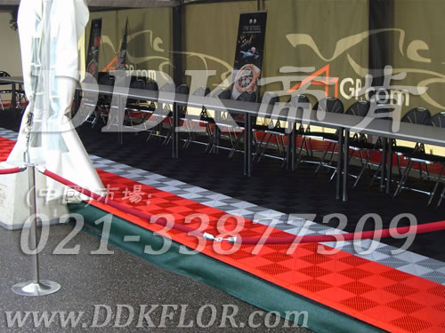 A1世界杯汽車大獎賽上海站休息招待區(qū)帳篷地面鋪設(shè)用展會活動地板實(shí)景_嚴(yán)謹(jǐn)黑配色熱烈紅創(chuàng)意組合拼裝效果樣板圖片,帝肯(DDK)_8100_600(戶外活動用帳篷地面材料)效果圖 A1世界杯汽車大獎賽上海站休息招待區(qū)帳篷地面鋪設(shè)用展會活動地板實(shí)景_嚴(yán)謹(jǐn)黑配色熱烈紅創(chuàng)意組合拼裝效果樣板圖片,帝肯(DDK)_8100_600(戶外活動用帳篷地面材料)效果圖,會展地板,可拼接展會塑膠地板,展會地膠,展銷會專用地板,展會地板,活動地板,pvc活動地板,移動篷房用地板,帳篷地墊,帳篷地毯,帳篷地膠