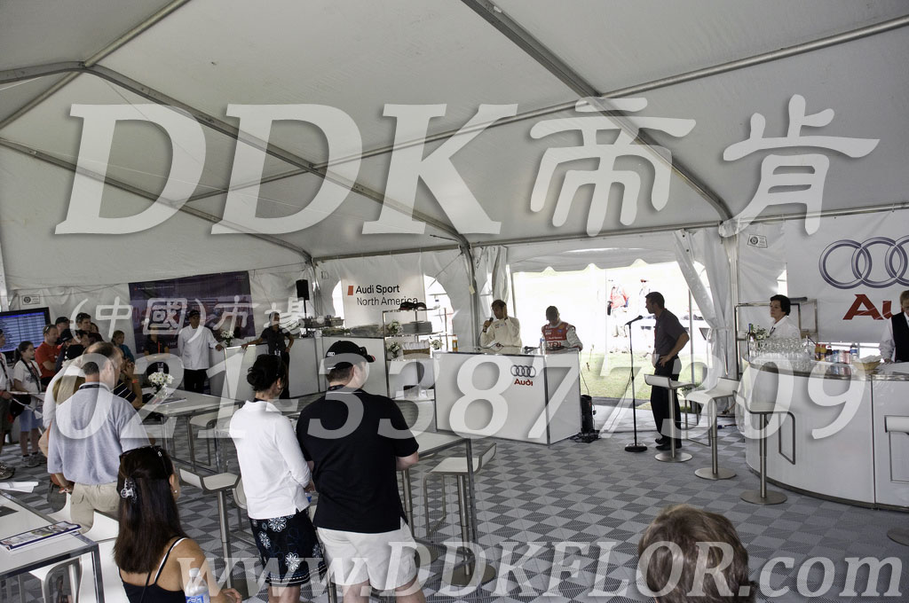 奧迪運(yùn)動北美賽事活動戶外招待會帳篷使用地面材料_淺灰白色滿鋪組合活動地板樣板圖片,帝肯(DDK)_8100_600(戶外活動用帳篷地面材料)效果圖 奧迪運(yùn)動北美賽事活動戶外招待會帳篷使用地面材料_淺灰白色滿鋪組合活動地板樣板圖片,帝肯(DDK)_8100_600(戶外活動用帳篷地面材料)效果圖,會展地板,可拼接展會塑膠地板,展會地膠,展銷會專用地板,展會地板,活動地板,pvc活動地板,移動篷房用地板,帳篷地墊,帳篷地毯,帳篷地膠