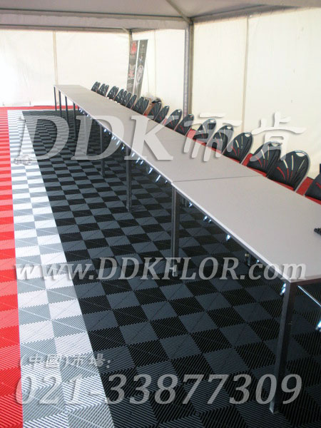 PennWell國際展會室外登記區(qū)帳篷地面鋪設(shè)地板材料實(shí)景_灰色加迎賓紅邊框的效果樣板圖片,帝肯(DDK)_8100_600(戶外活動用帳篷地面材料)效果圖 PennWell國際展會室外登記區(qū)帳篷地面鋪設(shè)地板材料實(shí)景_灰色加迎賓紅邊框的效果樣板圖片,帝肯(DDK)_8100_600(戶外活動用帳篷地面材料)效果圖,會展地板,可拼接展會塑膠地板,展會地膠,展銷會專用地板,展會地板,活動地板,pvc活動地板,移動篷房用地板,帳篷地墊,帳篷地毯,帳篷地膠