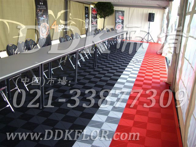國際展站賽入場接待區(qū)室外帳篷地面材料實(shí)景_黑灰紅組合防滑戶外地板效果樣板圖片,帝肯(DDK)_8100_600(戶外活動用帳篷地面材料)效果圖 國際展站賽入場接待區(qū)室外帳篷地面材料實(shí)景_黑灰紅組合防滑戶外地板效果樣板圖片,帝肯(DDK)_8100_600(戶外活動用帳篷地面材料)效果圖,會展地板,可拼接展會塑膠地板,展會地膠,展銷會專用地板,展會地板,活動地板,pvc活動地板,移動篷房用地板,帳篷地墊,帳篷地毯,帳篷地膠
