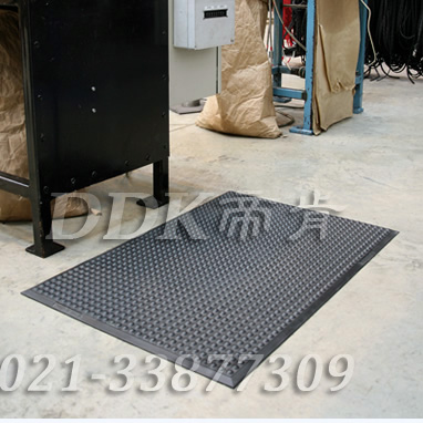 西門子某工廠車間機(jī)械作業(yè)區(qū)地面防滑安全地膠鋪設(shè)現(xiàn)場圖例_半球形防滑凸起表面黑色工廠用地墊樣板圖片,帝肯(DDK)_FX510（Ergo|無限）效果圖，工業(yè)抗疲勞防滑墊,抗疲勞墊,抗疲勞腳墊
