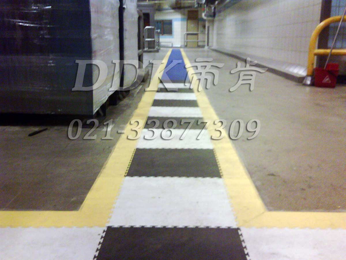 渤海裝備制造公司第一機械廠某車間水泥地面通道防滑鋪設現(xiàn)場圖例_黑白相間醒目走道地板樣板圖片,帝肯(DDK)_2000_9200（廠房通道地板防護材料）效果圖，地面保護墊