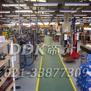 西寧全球500強(qiáng)某美資機(jī)械制造工廠車間地板鋪裝現(xiàn)場(chǎng)圖例_綠色加黃色警示邊通道地板樣板圖片,帝肯(DDK)_2000_9200（廠房通道地板防護(hù)材料）效果圖，安全通道用地板,工業(yè)走道地墊,工廠走道地墊,走道墊,走道地墊,過(guò)道防滑墊,通道防滑墊,過(guò)道地墊,過(guò)道地毯,通道地毯,工廠地板,工業(yè)防滑地板,工業(yè)pvc地板,工廠車間地板革,工廠用塑料地板,車間地板磚,車間用地板膠,車間地板,車間塑膠地板,車間橡膠地板,工廠車間地膠,工廠車間地坪保護(hù)地板,工廠地板膠,抗壓地板,拼接地板,模塊地板,地板膠,塑料拼裝地板,工業(yè)地板膠,工業(yè)地板磚,工業(yè)地板,廠房塑膠地板,廠房地板材料,pvc地板磚,pvc工業(yè)地板,pvc地板膠,pvc塑膠地板