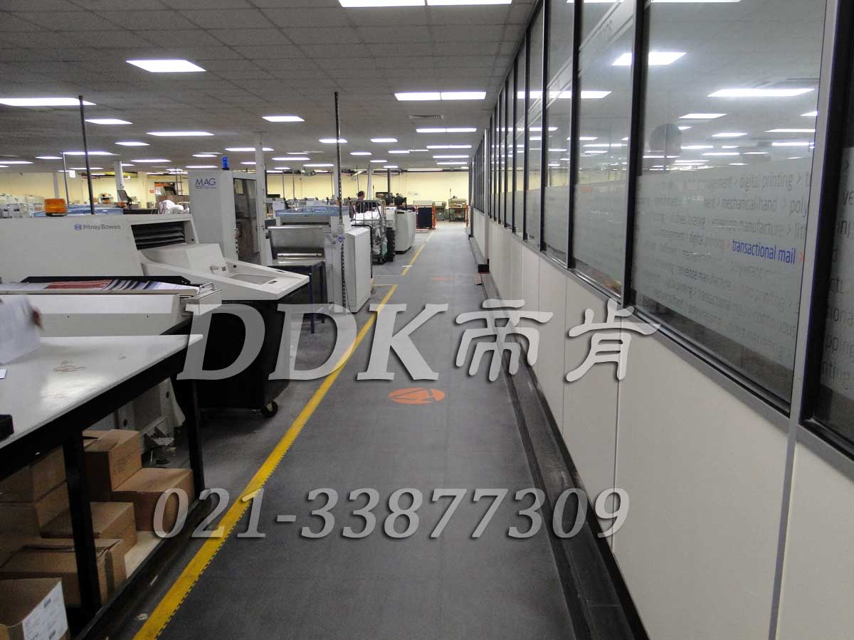 MAG工廠機(jī)床廠房通道地面鋪裝地板現(xiàn)場(chǎng)圖例_全深灰色表面加黃色警示邊的通道pvc地板膠樣板圖片,帝肯(DDK)_2000_9200（廠房通道地板防護(hù)材料）效果圖，安全通道用地板,工業(yè)走道地墊,工廠走道地墊,走道墊,走道地墊,過(guò)道防滑墊,通道防滑墊,過(guò)道地墊,過(guò)道地毯,通道地毯,工廠地板,工業(yè)防滑地板,工業(yè)pvc地板,工廠車間地板革,工廠用塑料地板,車間地板磚,車間用地板膠,車間地板,車間塑膠地板,車間橡膠地板,工廠車間地膠,工廠車間地坪保護(hù)地板,工廠地板膠,抗壓地板,拼接地板,模塊地板,地板膠,塑料拼裝地板,工業(yè)地板膠,工業(yè)地板磚,工業(yè)地板,廠房塑膠地板,廠房地板材料,pvc地板磚,pvc工業(yè)地板,pvc地板膠,pvc塑膠地板