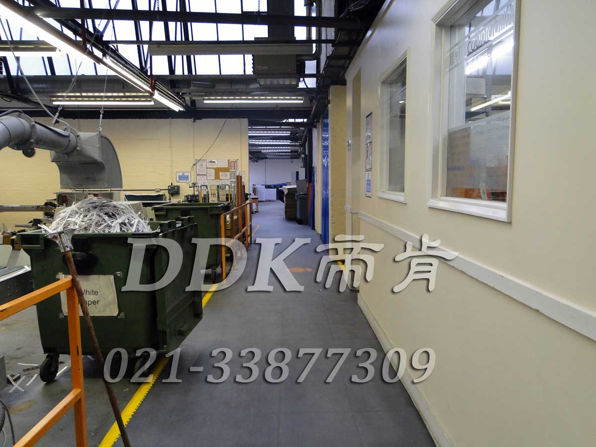 曼透平有限公司某車間通道地面鋪裝地板現(xiàn)場(chǎng)圖例_全深灰色表面加黃色警示邊的通道廠房地膠樣板圖片,帝肯(DDK)_2000_9200（廠房通道地板防護(hù)材料）效果圖，安全通道用地板,工業(yè)走道地墊,工廠走道地墊,走道墊,走道地墊,過(guò)道防滑墊,通道防滑墊,過(guò)道地墊,過(guò)道地毯,通道地毯,工廠地板,工業(yè)防滑地板,工業(yè)pvc地板,工廠車間地板革,工廠用塑料地板,車間地板磚,車間用地板膠,車間地板,車間塑膠地板,車間橡膠地板,工廠車間地膠,工廠車間地坪保護(hù)地板,工廠地板膠,抗壓地板,拼接地板,模塊地板,地板膠,塑料拼裝地板,工業(yè)地板膠,工業(yè)地板磚,工業(yè)地板,廠房塑膠地板,廠房地板材料,pvc地板磚,pvc工業(yè)地板,pvc地板膠,pvc塑膠地板