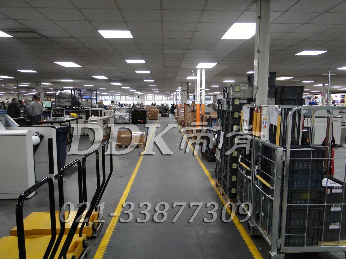 偉世通有限公司某組裝車間通道地面鋪裝地板現(xiàn)場(chǎng)圖例_全深灰色表面加黃色警示邊的通道用工業(yè)pvc地板樣板圖片,帝肯(DDK)_2000_9200（廠房通道地板防護(hù)材料）效果圖，安全通道用地板,工業(yè)走道地墊,工廠走道地墊,走道墊,走道地墊,過(guò)道防滑墊,通道防滑墊,過(guò)道地墊,過(guò)道地毯,通道地毯,工廠地板,工業(yè)防滑地板,工業(yè)pvc地板,工廠車間地板革,工廠用塑料地板,車間地板磚,車間用地板膠,車間地板,車間塑膠地板,車間橡膠地板,工廠車間地膠,工廠車間地坪保護(hù)地板,工廠地板膠,抗壓地板,拼接地板,模塊地板,地板膠,塑料拼裝地板,工業(yè)地板膠,工業(yè)地板磚,工業(yè)地板,廠房塑膠地板,廠房地板材料,pvc地板磚,pvc工業(yè)地板,pvc地板膠,pvc塑膠地板