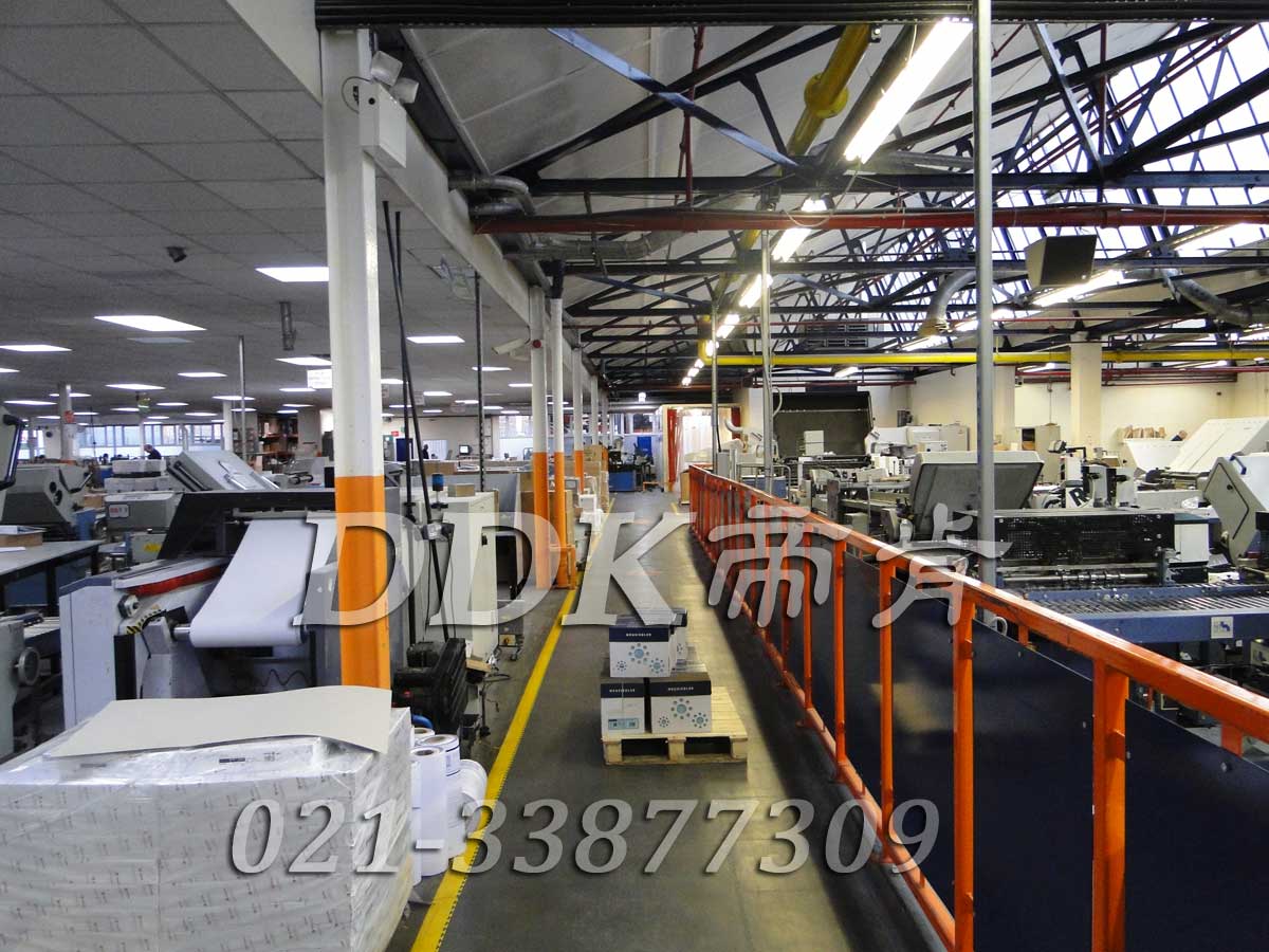 某外資印刷公司工廠車間走廊地面鋪裝地板現(xiàn)場(chǎng)圖例_耐磨耐壓型全深灰色通道加黃色警示護(hù)邊走廊過(guò)道用車間pvc地板樣板圖片,帝肯(DDK)_2000_9200（廠房通道地板防護(hù)材料）效果圖，安全通道用地板,工業(yè)走道地墊,工廠走道地墊,走道墊,走道地墊,過(guò)道防滑墊,通道防滑墊,過(guò)道地墊,過(guò)道地毯,通道地毯,工廠地板,工業(yè)防滑地板,工業(yè)pvc地板,工廠車間地板革,工廠用塑料地板,車間地板磚,車間用地板膠,車間地板,車間塑膠地板,車間橡膠地板,工廠車間地膠,工廠車間地坪保護(hù)地板,工廠地板膠,抗壓地板,拼接地板,模塊地板,地板膠,塑料拼裝地板,工業(yè)地板膠,工業(yè)地板磚,工業(yè)地板,廠房塑膠地板,廠房地板材料,pvc地板磚,pvc工業(yè)地板,pvc地板膠,pvc塑膠地板