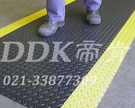 車間水泥地廠房地面過道地毯鋪裝現(xiàn)場(chǎng)圖例_提供定制加工生產(chǎn)人字紋防滑走道地毯樣板圖片,帝肯(DDK)_HD220（Duxton|皇爵）效果圖，pvc防滑卷材,塑料防滑地毯,工業(yè)防滑地毯,橡膠防滑地毯,防滑地毯,pvc防滑地毯,pvc塑料地毯,通道地毯,防滑塑料毯,人字紋,鋼花紋,鐵板紋