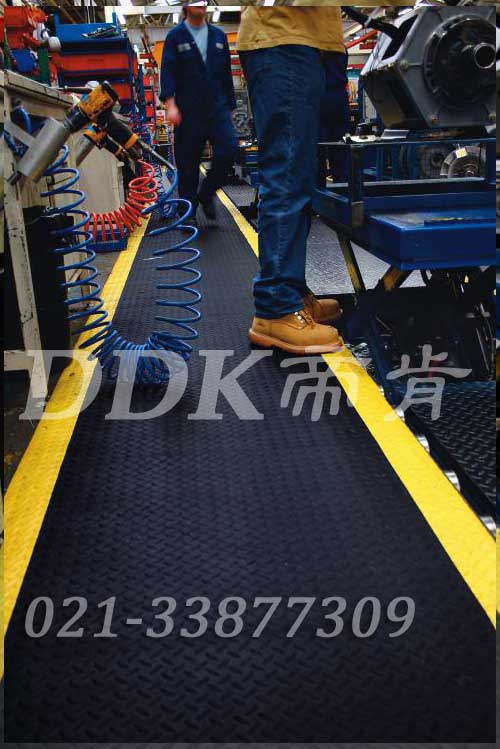 機(jī)械加工車間流水線旁通道地面材料鋪設(shè)現(xiàn)場圖例_提供定制加工生產(chǎn)鐵板紋防滑流水線地毯樣板圖片,帝肯(DDK)_HD220（Duxton|皇爵）效果圖，流水線地墊,流水線防滑墊,pvc防滑卷材,塑料防滑地毯,工業(yè)防滑地毯,橡膠防滑地毯,防滑地毯,pvc防滑地毯,pvc塑料地毯,通道地毯,防滑塑料毯