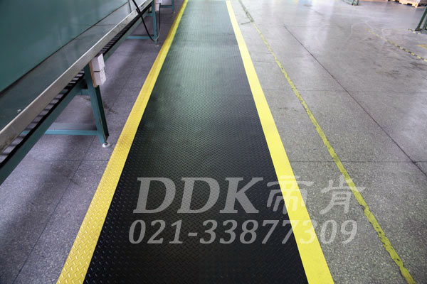 廠房大理石地面通道防滑鋪設(shè)用工業(yè)地毯現(xiàn)場圖例_提供定制加工生產(chǎn)帶黃色警示邊的工業(yè)通道防滑地毯樣板圖片,帝肯(DDK)_HD220（Duxton|皇爵）效果圖，流水線地墊,流水線防滑墊,pvc防滑卷材,塑料防滑地毯,工業(yè)防滑地毯,橡膠防滑地毯,防滑地毯,pvc防滑地毯,pvc塑料地毯,通道地毯,防滑塑料毯