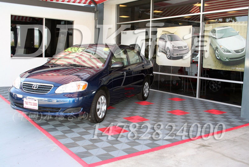 豐田專賣店入口地面防滑地墊_灰紅拼裝效果樣板圖片，帝肯(DDK)_8100_900（大門入口防滑墊）效果圖，防滑塑料地墊,塑料地墊,PVC拼接地墊,拼接式地墊,拼接式防滑墊