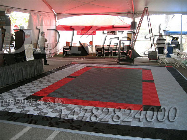 【室外塑料防滑地墊】快捷拼裝型室外塑料防滑地墊_灰白黑紅三色組合效果樣板圖片，帝肯(DDK)_8100_900（大門入口防滑墊）效果圖，室外地墊,室外地板膠,室外防滑地墊,室外地膠