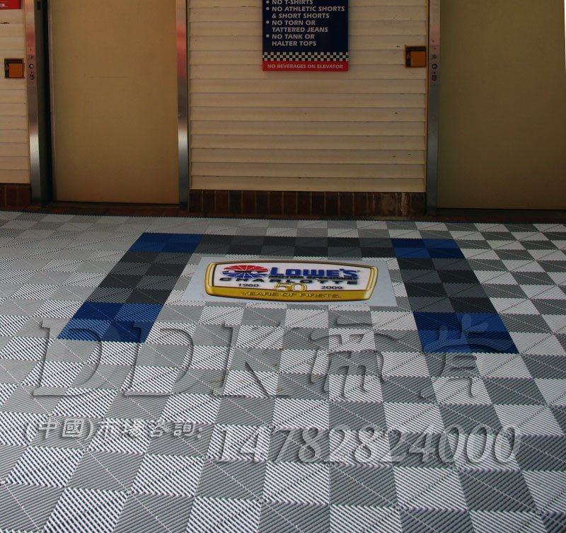 【走廊通道通底疏水防滑刮泥刮沙耐磨地墊】灰色加藍(lán)色鑲嵌效果樣板圖片，帝肯(DDK)_8100_900（大門入口防滑墊）效果圖，PVC拼接地墊,拼裝地膠,拼接式防滑墊,拼接式地墊,防滑拼墊,耐磨地墊,耐磨材料,耐磨抗壓防滑膠墊