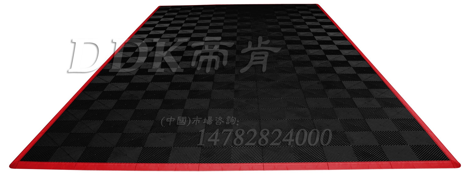 工廠地面耐壓耐油材料有哪些？黑色加紅邊框工廠用地墊樣板圖片,帝肯(DDK)_8100_9979（工廠地面材料）效果圖,工廠車(chē)間地膠,維修車(chē)間地板,車(chē)間地墊,車(chē)間地板,車(chē)間地板磚,車(chē)間用地板膠,車(chē)間塑料防滑墊,車(chē)間地膠墊,車(chē)間防砸地板,車(chē)間防滑墊,車(chē)間防滑地墊,抗壓地板,抗壓地墊,耐壓地板,耐壓耐磨地毯,耐重壓地墊,防水地墊,透水地墊,透水地板膠墊,防水墊,防水地膠墊,防水防滑墊,防滑隔水墊,隔水地墊,隔水地板,隔水材料,疏水地墊,疏水板,疏水磚,疏水防滑墊,疏水防滑地墊,耐油耐水地墊,漏水防滑墊,漏水地膠,漏水地墊,疏水墊,排水地板,排水防滑墊,排水地墊,泄水型地板磚,pvc防水地墊,工業(yè)地墊,工業(yè)地板,工業(yè)地板膠,工業(yè)地磚,工業(yè)地膠,工廠走道地墊,工廠地墊,工業(yè)防滑墊,工業(yè)防滑地板,工業(yè)防滑地墊,工業(yè)走道地墊,工業(yè)耐油地墊,工業(yè)用格柵地墊,工廠用塑料地板,工廠地膠,工廠地板膠,工廠地板,工廠塑膠地板,pvc工業(yè)地板,廠房地板材料,廠房地膠,廠房防滑地膠,pvc承重地板,重型防滑耐油墊,塑料拼裝地板,塑料拼接地板,拼接式地墊,拼接地板,拼接式防滑墊,拼裝地墊,拼裝地板,拼裝地膠,防滑拼墊,耐酸堿地墊,耐酸堿防腐蝕膠墊,防酸堿地膠墊,網(wǎng)孔地墊,網(wǎng)格地板,網(wǎng)格防滑墊,網(wǎng)狀防滑墊,塑料網(wǎng)格扳,塑料網(wǎng)格防滑地墊,塑料防滑網(wǎng)格墊,防滑塑料網(wǎng)格