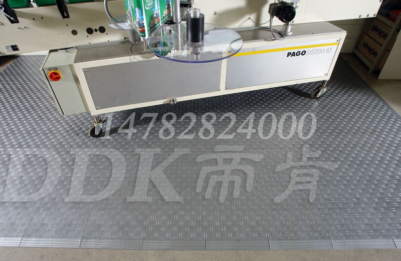 【機(jī)床防滑磚】耐油防滑的機(jī)床用硬質(zhì)塑化拼塊式防滑磚樣板圖片,帝肯(DDK)_3000_9979(工廠用耐酸堿耐磨防油地面磚)效果圖 【機(jī)床防滑磚】耐油防滑的機(jī)床用硬質(zhì)塑化拼塊式防滑磚樣板圖片,帝肯(DDK)_3000_9979(工廠用耐酸堿耐磨防油地面磚)效果圖,工業(yè)防滑墊,工業(yè)防滑地板,耐酸堿pvc地板膠,耐磨防滑地磚