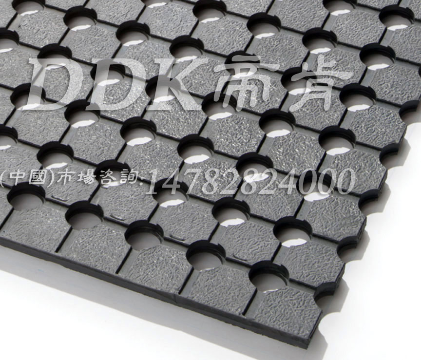 【控水型防滑地毯】什么材料地毯鋪在地面控水防滑？樣板圖片,帝肯(DDK)_4500（BRD|大道）效果圖,pvc防水地墊,室外防滑透水墊,排水地墊,排水防滑墊,疏水地毯,疏水地席,疏水地膠,疏水墊,疏水性材料,疏水防滑地墊,疏水防滑墊,疏水地墊,防水墊,防水地膠墊,防水地毯,防水地墊,透水防滑塑膠地墊,透水地板膠墊,透水地墊,耐油耐水地墊,防滑隔水墊,隔水地墊,隔水地板,隔水材料