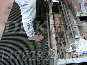 【黑色網(wǎng)格型狀地毯】機器防油防滑安全地毯樣板圖片,帝肯(DDK)_1900_9979（工業(yè)地面鋪地材料）效果圖，塑料網(wǎng)格防滑地墊,網(wǎng)狀地毯,網(wǎng)狀防滑墊,網(wǎng)格防滑墊,網(wǎng)眼防滑,防滑塑料網(wǎng)格