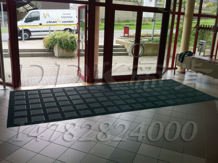【進(jìn)門踏墊】辦公樓進(jìn)門口腳踏墊樣板圖片,帝肯(DDK)_3MD9300(曼達(dá))效果圖,pvc拼接式除塵墊 【進(jìn)門踏墊】辦公樓進(jìn)門口腳踏墊樣板圖片,帝肯(DDK)_3MD9300(曼達(dá))效果圖,pvc拼接式除塵墊,三合一防塵地墊,三合一防塵墊,三合一除塵墊,入口防塵地墊,刮泥除塵地墊,吸水吸塵地墊,門口防塵地毯,門口防塵地墊,門口腳踏墊,門口腳墊,門口地面除塵刷,門廳除塵地墊,門廳腳墊,門廳地墊,門前腳墊,門前毯,門前墊,門前地墊,門廳地毯,門口地墊,門口地毯,防塵地墊,防塵防滑地墊,防塵防污地墊,防塵門墊,防塵墊,門口除塵地墊,門墊,門口防滑墊,門口防滑地膠,門口防滑地墊,門口防塵墊,門墊地毯,門墊地墊,防塵地毯,防塵地膠墊,除塵地墊,防滑除塵地墊,除塵地毯,除塵地膠,除塵門墊,除塵腳墊,除塵墊,刮泥地墊,刮泥門墊