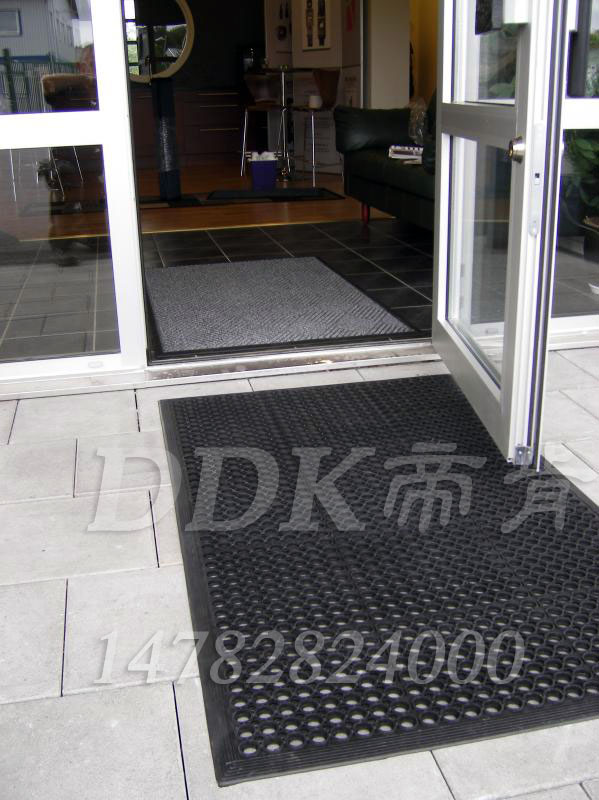 【門廳入口防滑墊】圓孔排水防滑的門廳入口防滑墊_黑色橡膠材質(zhì)樣板圖片，帝肯(DDK)_4800_MD1500X900_900（多孔室外門墊） 效果圖，三合一門墊,吸水門墊,塑料門墊,大門腳墊,橡膠門墊,腳墊門墊,門廳腳墊,門廳地毯,門廳地墊,門前腳墊,門前毯,門前墊,門前地墊,進(jìn)門腳墊,透水地墊,門口地墊,門口地毯,門口腳墊,門口腳踏墊,門口防滑地墊,門口防滑地膠,門口防滑墊,門墊,門墊地墊,門墊地毯,防滑門墊,除雪門墊,多孔橡膠墊,帶孔防滑墊,多孔防滑地墊,安全地墊,安全地毯,安全地膠,安全墊,安全橡膠地墊,網(wǎng)孔地墊,入口防水地墊,入口防滑墊,出入口地墊,室外防滑地墊,橡膠防滑地墊,疏水防滑地墊,戶外防滑墊,衛(wèi)浴防滑墊,安全防滑墊,地面防滑墊,大堂防滑墊,排水防滑墊,橡膠防滑墊,漏水防滑墊,疏水地墊,漏水地墊,雪地防滑墊