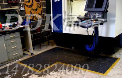 【工業(yè)防滑墊】操作臺旁用工業(yè)防滑墊樣板圖片,帝肯(DDK)_8800_9979(工業(yè)廠房腳墊材料)效果圖 【工業(yè)防滑墊】操作臺旁用工業(yè)防滑墊樣板圖片,帝肯(DDK)_8800_9979(工業(yè)廠房腳墊材料)效果圖,安全地墊,工廠車間地膠,車間地膠墊,車間地毯,車間地貼,車間塑料防滑墊,車間橡膠墊,車間防滑地墊,車間防滑墊,工業(yè)地墊,工業(yè)地膠,工業(yè)用格柵地墊,工業(yè)耐油地墊,工業(yè)腳墊,工業(yè)防滑地墊,工業(yè)地毯,工業(yè)防滑墊,工廠地墊,工廠地毯,工廠腳墊,工廠防滑地墊,工廠防滑墊,工業(yè)防滑地毯,耐油工業(yè)橡膠墊,廠房防滑地膠