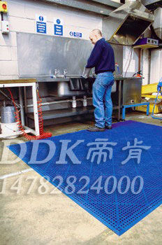 【茶水間防滑地墊】藍(lán)色款茶水間地上防潮濕處理用防滑地墊樣板圖片,帝肯(DDK)_8800_9979(工業(yè)廠房腳墊材料)效果圖 【茶水間防滑地墊】藍(lán)色款茶水間地上防潮濕處理用防滑地墊樣板圖片,帝肯(DDK)_8800_9979(工業(yè)廠房腳墊材料)效果圖,安全地墊,工廠車間地膠,車間地膠墊,車間地毯,車間地貼,車間塑料防滑墊,車間橡膠墊,車間防滑地墊,車間防滑墊,工業(yè)地墊,工業(yè)地膠,工業(yè)用格柵地墊,工業(yè)耐油地墊,工業(yè)腳墊,工業(yè)防滑地墊,工業(yè)地毯,工業(yè)防滑墊,工廠地墊,工廠地毯,工廠腳墊,工廠防滑地墊,工廠防滑墊,工業(yè)防滑地毯,耐油工業(yè)橡膠墊,廠房防滑地膠