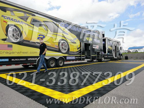 嵌黃色拼裝式戶外賽事深灰色運動地膠樣板圖片,帝肯(DDK)_8100_6008（賽車P房帳篷地板）效果圖，pvc戶外地板,塑料戶外地板,戶外地膠,戶外地墊