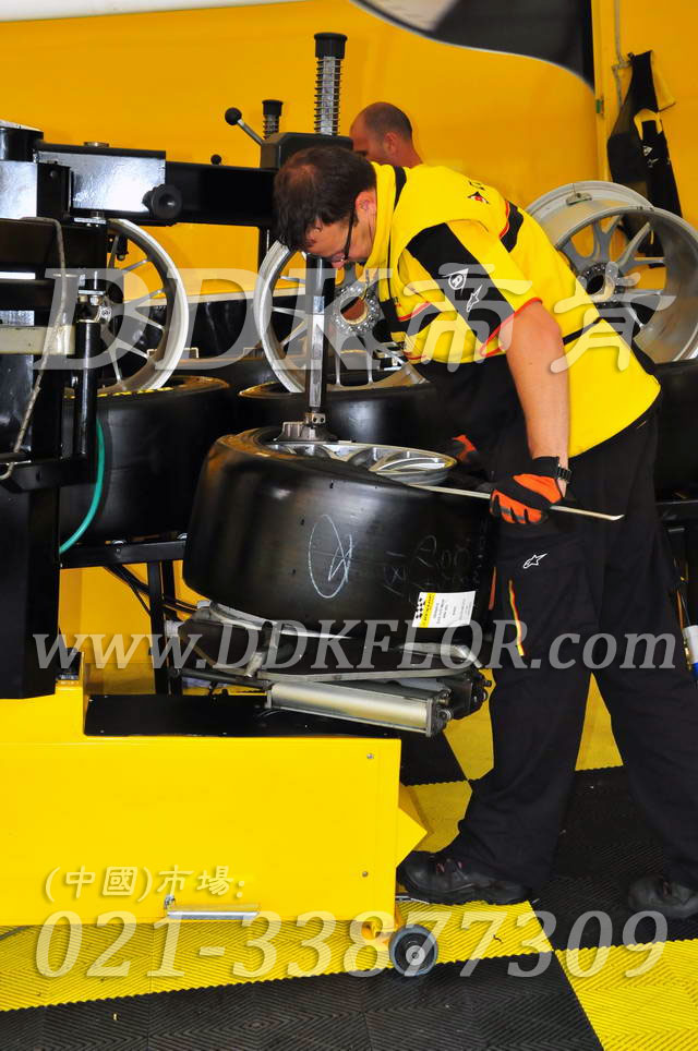 黃加黑維修區(qū)專用耐壓地膠樣板圖片,帝肯(DDK)_8100_6008（賽車P房帳篷地板）效果圖，汽車維修車間用地板,維修車間地板