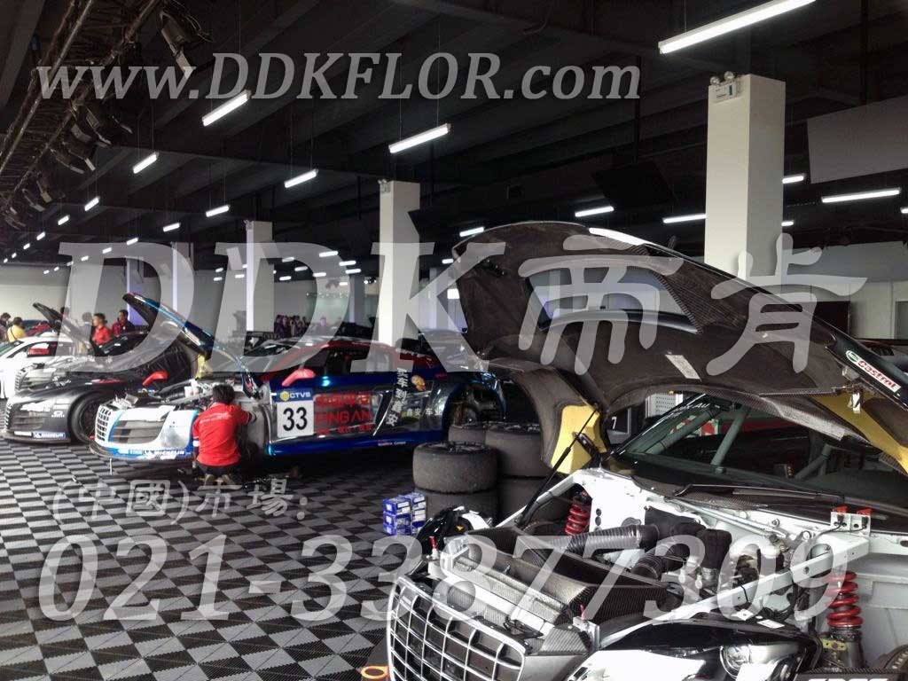 深灰色汽車修理間拼裝地板樣板圖片,帝肯(DDK)_8100_6008（賽車P房帳篷地板）效果圖，汽車維修車間用地板,維修車間地板